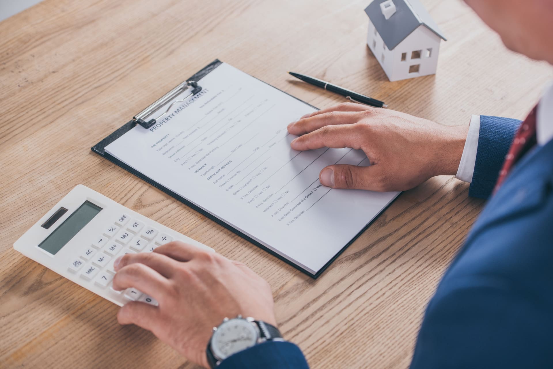 homme avec calculatrice et contrat