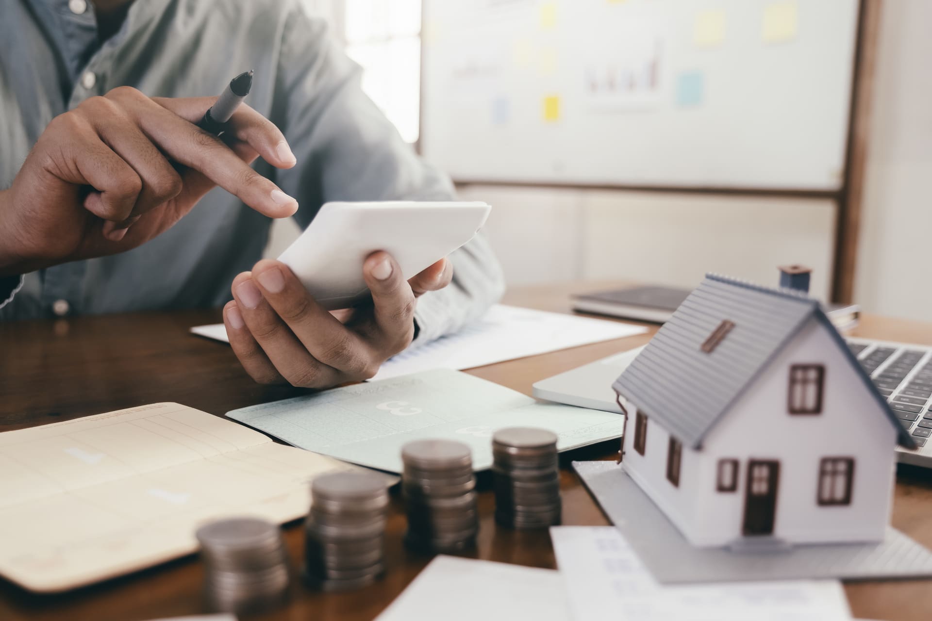 homme calcul un investissement immobilier