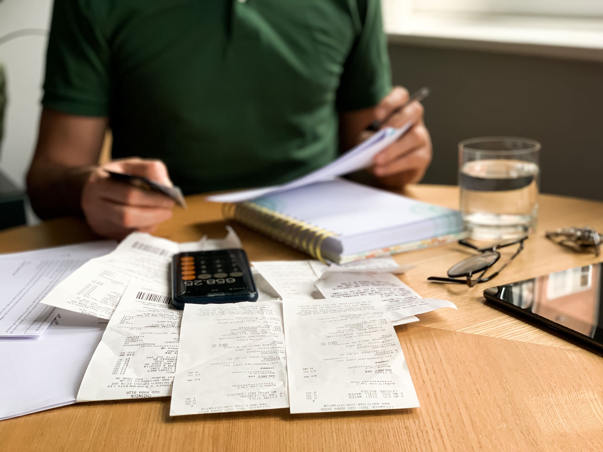 homme trie et comptabilise les factures